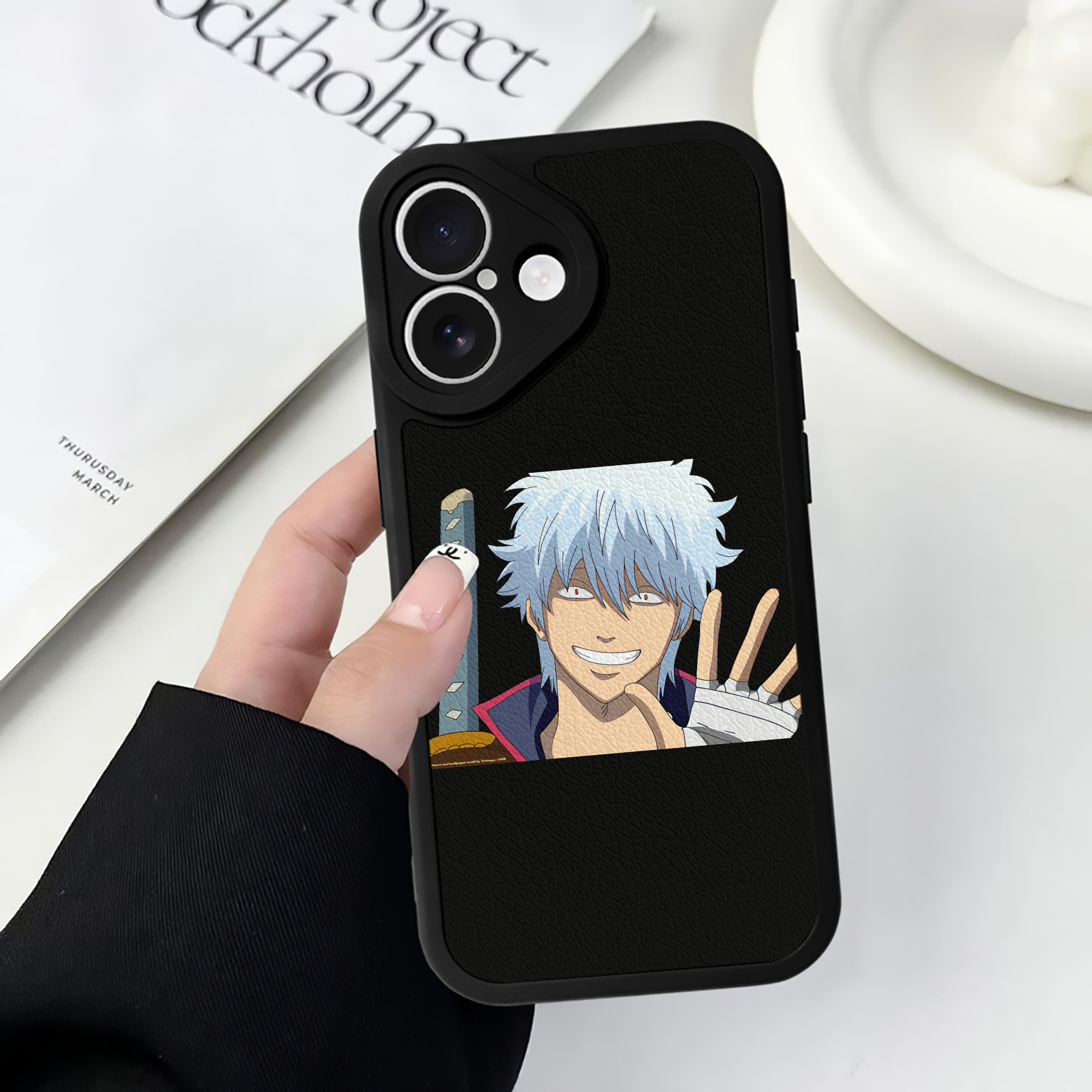 （画像用） ぎんたま 坂田銀時（さかたぎんとき） 神楽 志村新八（しむら しんぱち） GINTAMA Sakata Gintoki Kagura Shimura Shinpachi 【iPhone 16シリーズ対応】シリコンスマホケース（レザー調） 材質：シリコン